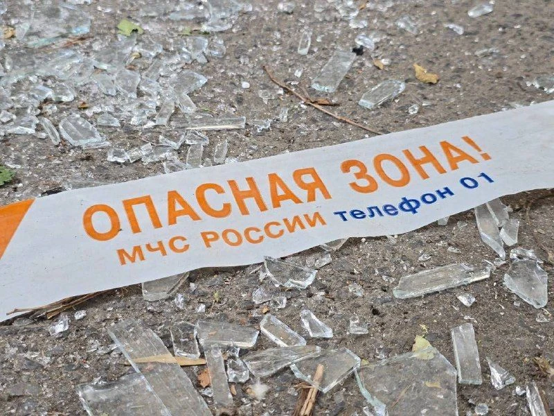 В результате ночной вражеской атаки в городе Гуково пострадала  женщина. Медики оказывают необходиму