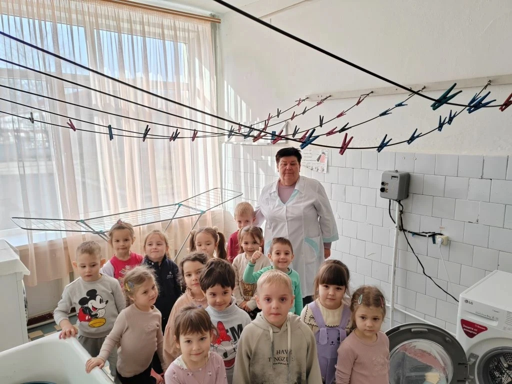Занятие ознакомление с окружающим, были на экскурсии, ознакомились с профессией прачка....