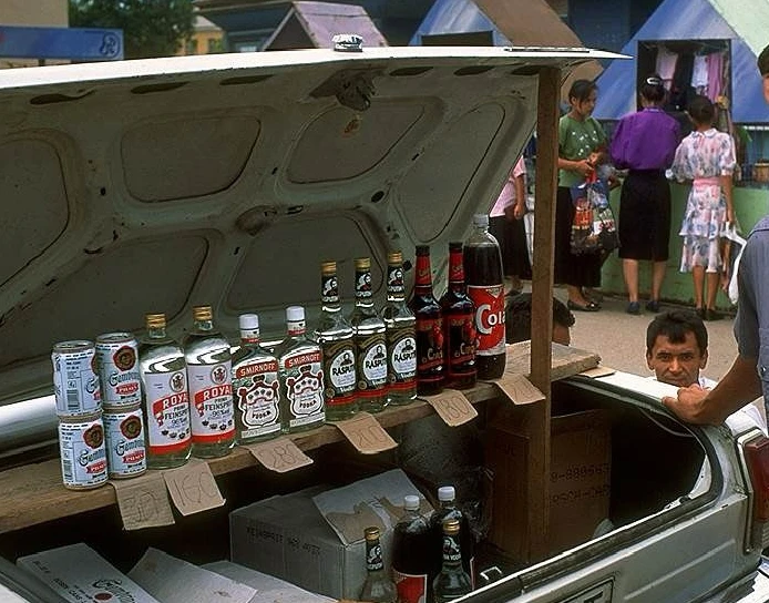 В начале 1990-х годов в российских магазинах появились бутылки с красочными этикетками ...