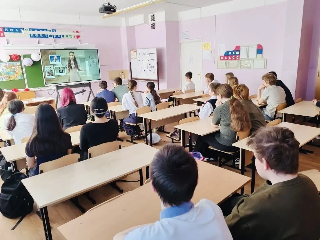 🏫 В нашей школе последний понедельник перед каникулами начинается с разговоров о важном. Сегодня оче