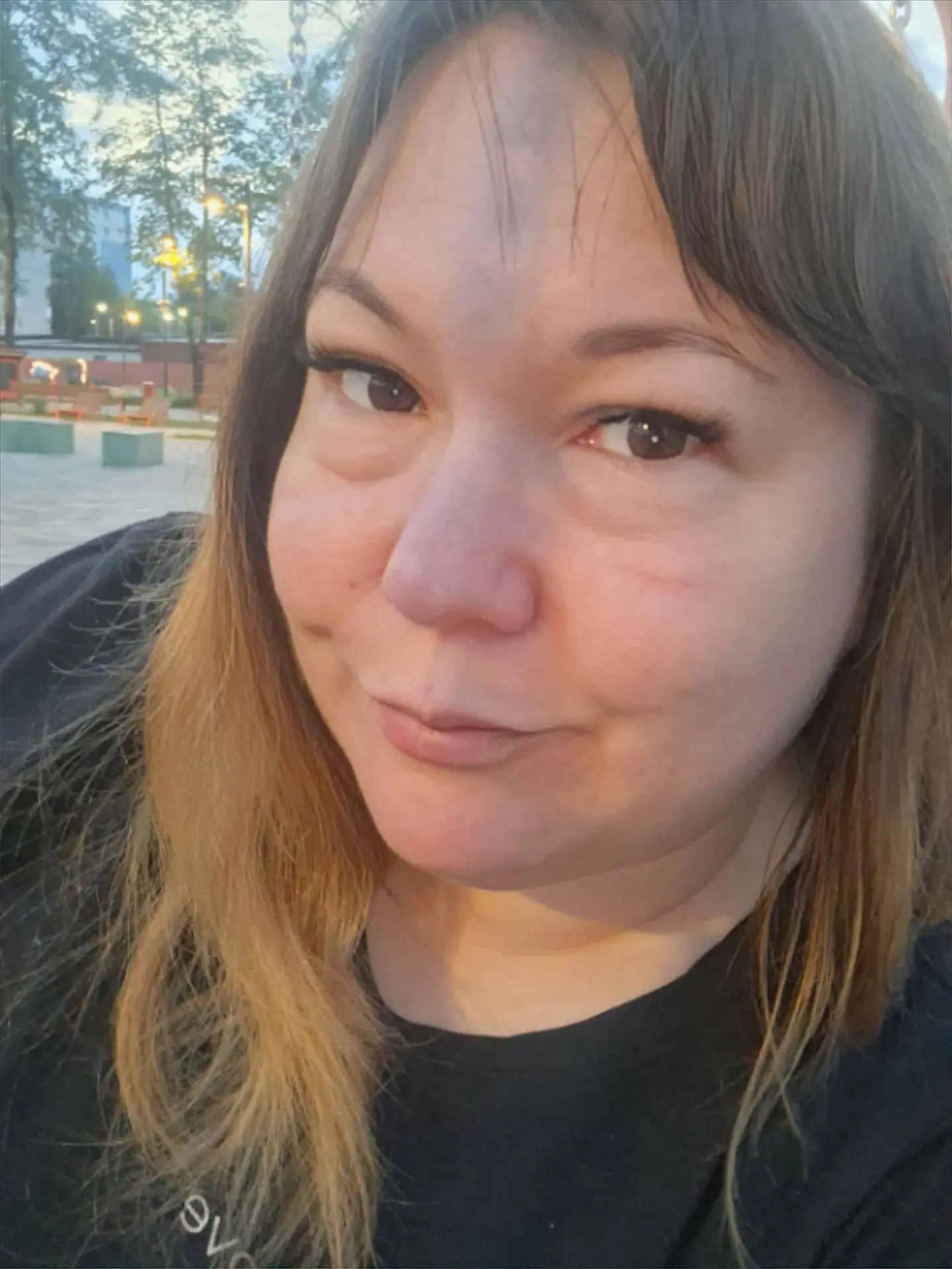 Я устала, но гуляла😁
Наконец-то,  побыла в новом парке после работы)

Я помню это место ещё "чёрнен