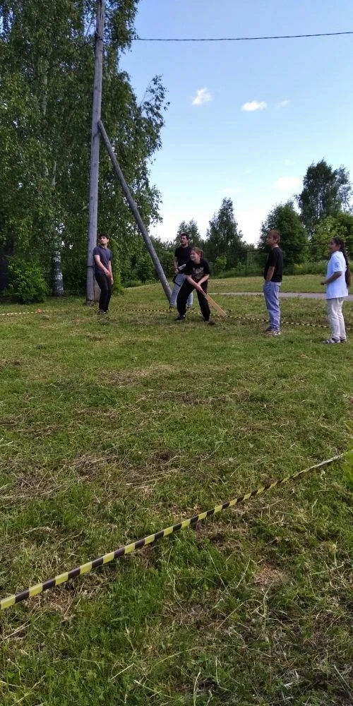 Играем в лапту.