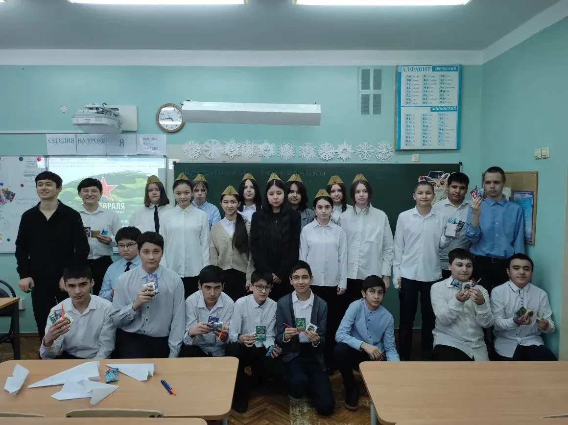 27 февраля в 7В классе прошло КТД "А ну-ка, мальчики!", посвящённое Дню Защитника Отечества.   2 ком