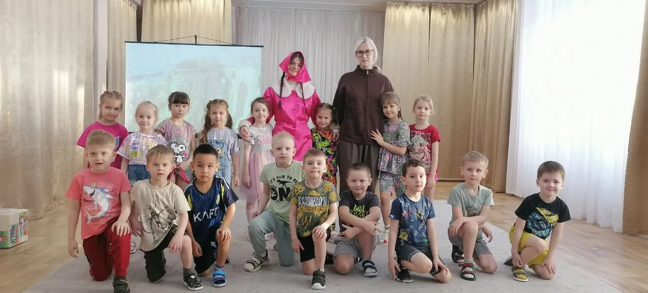 Учащиеся психолого-педагогического класса ( Журавель А., Рудых М., Атауллина К.) пришли в гости к ре
