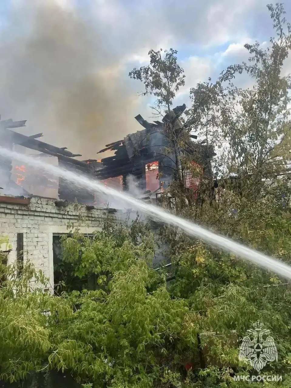 Человека спасли из задымленного дома во время пожара в Стерлитамаке.