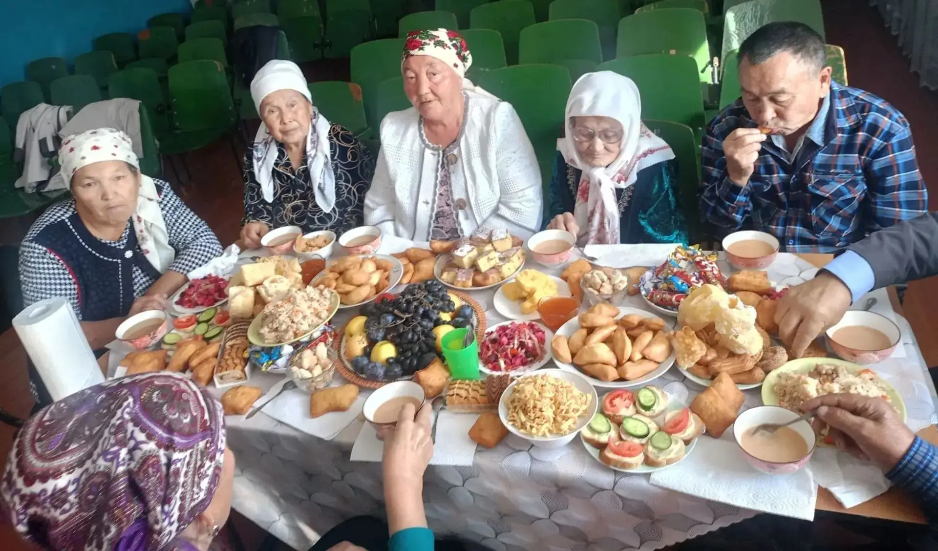 Ученик школы в а. Домбай поздравляет всех пожилых людей с праздником!