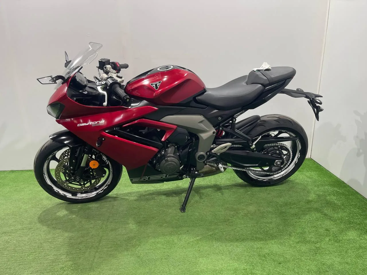 TRIUMPH DAYTONA 660 в наличии во Владивостоке  Характеристики:  - 2024 год - объем 660 см3 - Аукцион