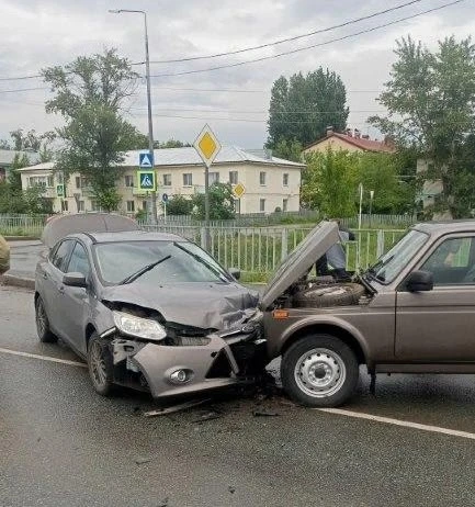 ⚠️ В Красноармейском районе произошло лобовое столкновение Ford и «Нивы»