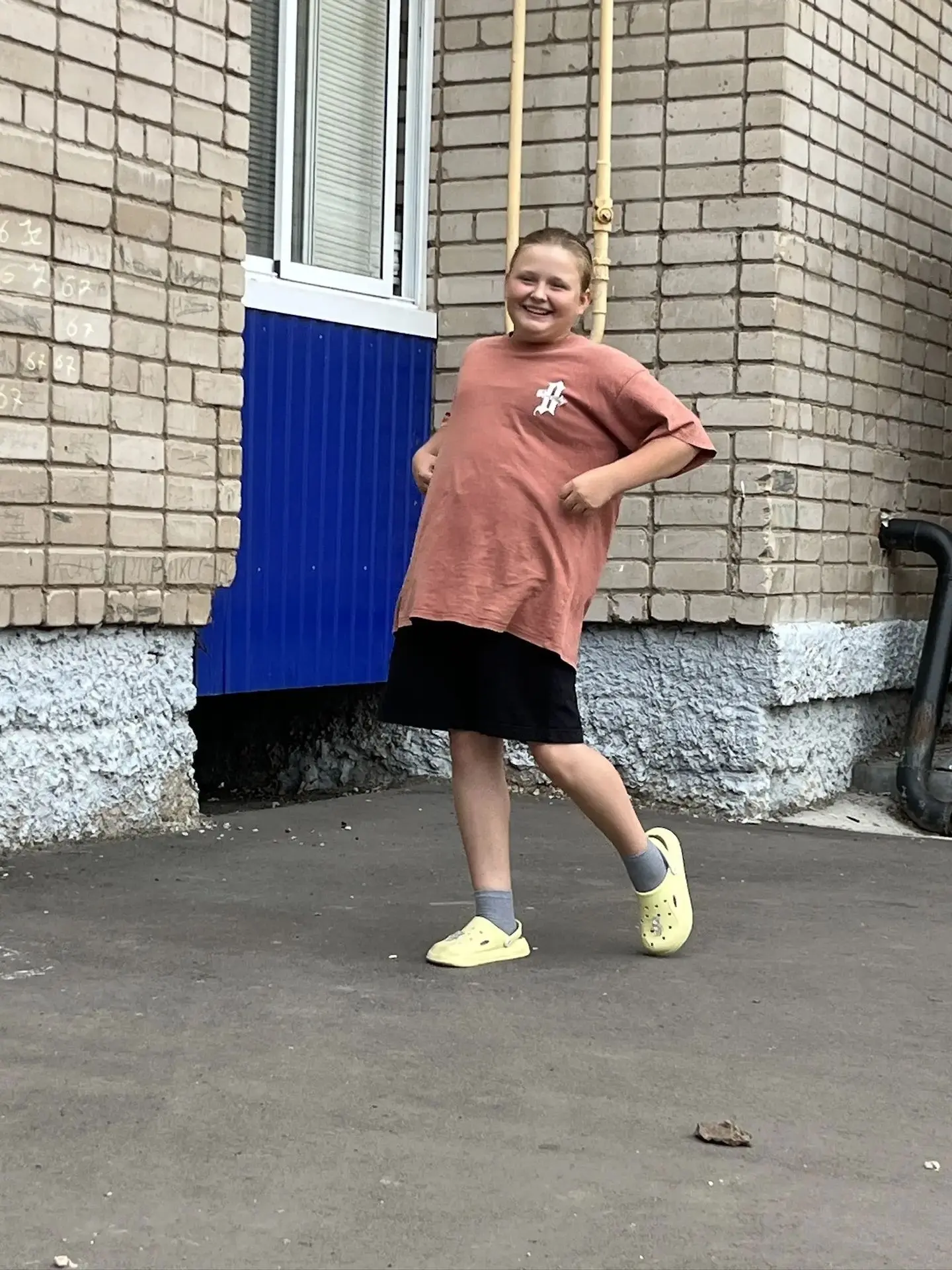 Вчера на нашей дворовой площадке царила атмосфера радости и смеха — ребята с удовольствием играли в 