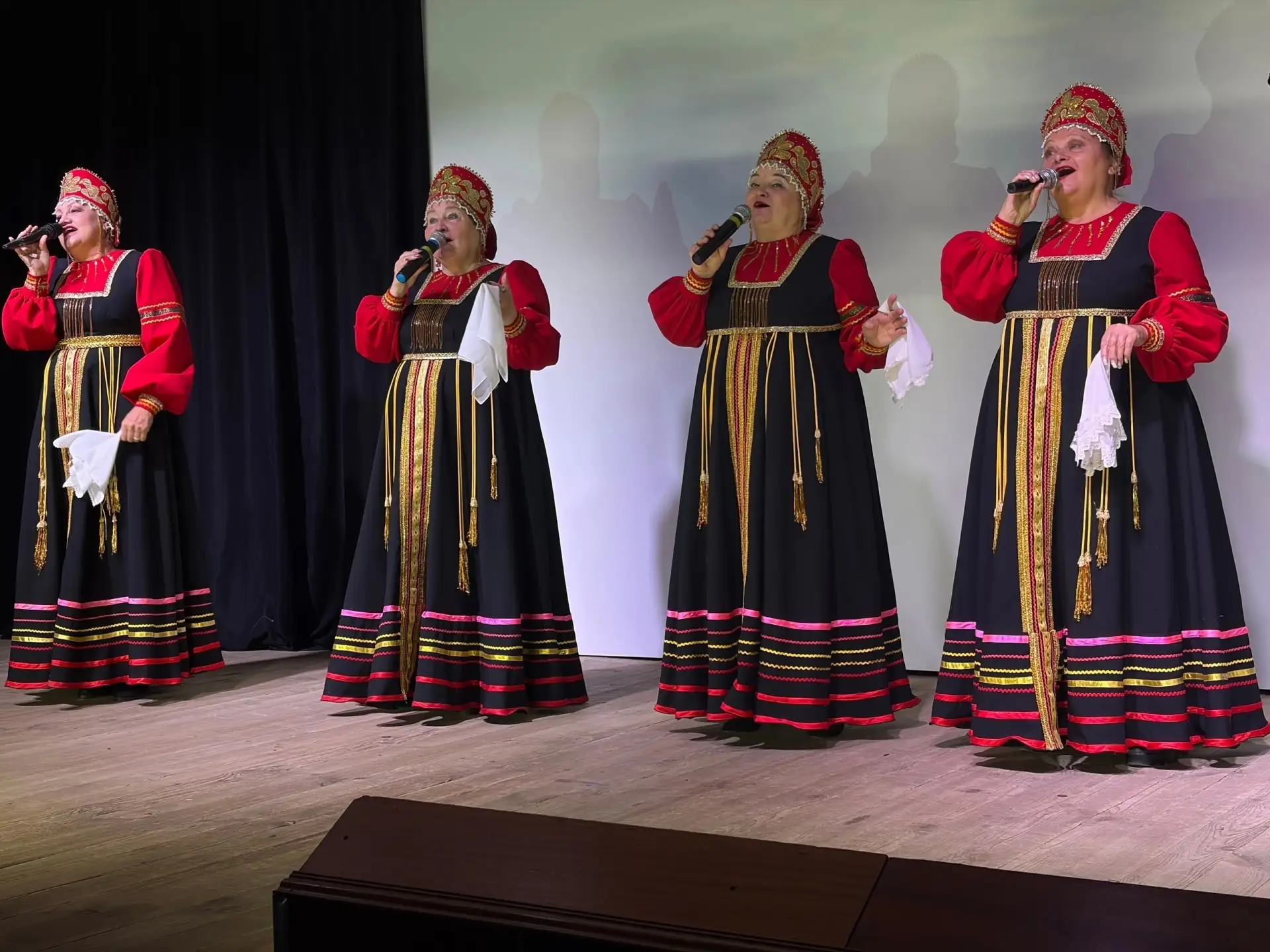 01.10.26. Ансамбль русской и казачьей песни "Купавушка" поздравляет жителей с Днём пожи...