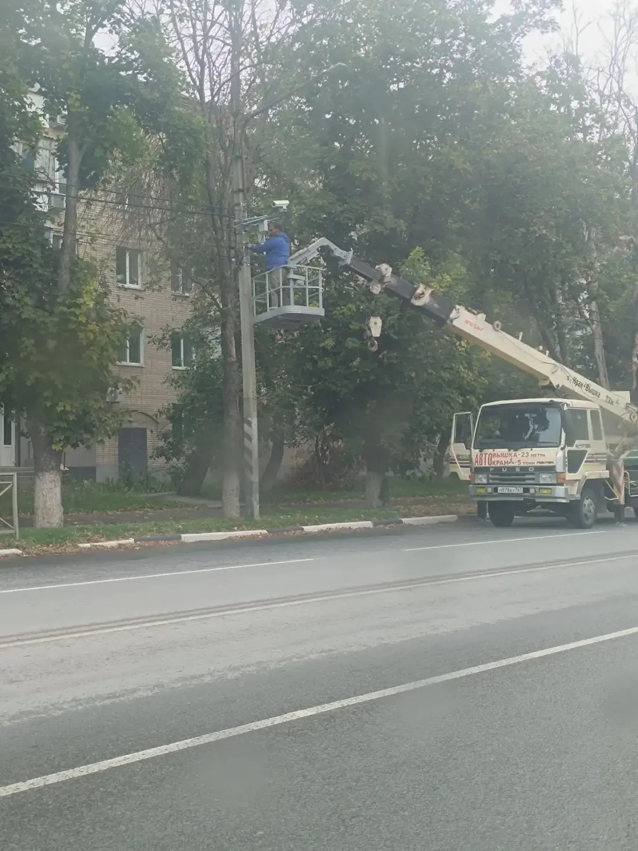 На московской напротив старой почты устанавливают новую камеру