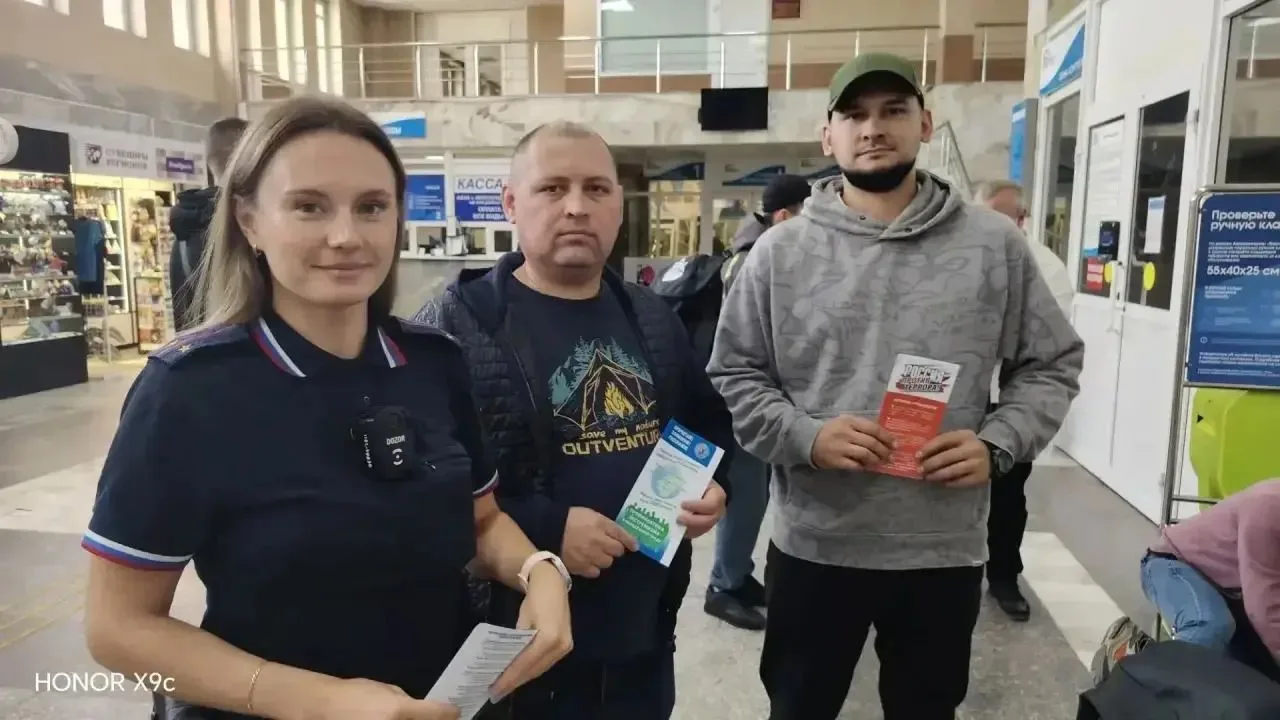 На Ямале транспортные полицейские и общественники проводят профилактические мероприятия...