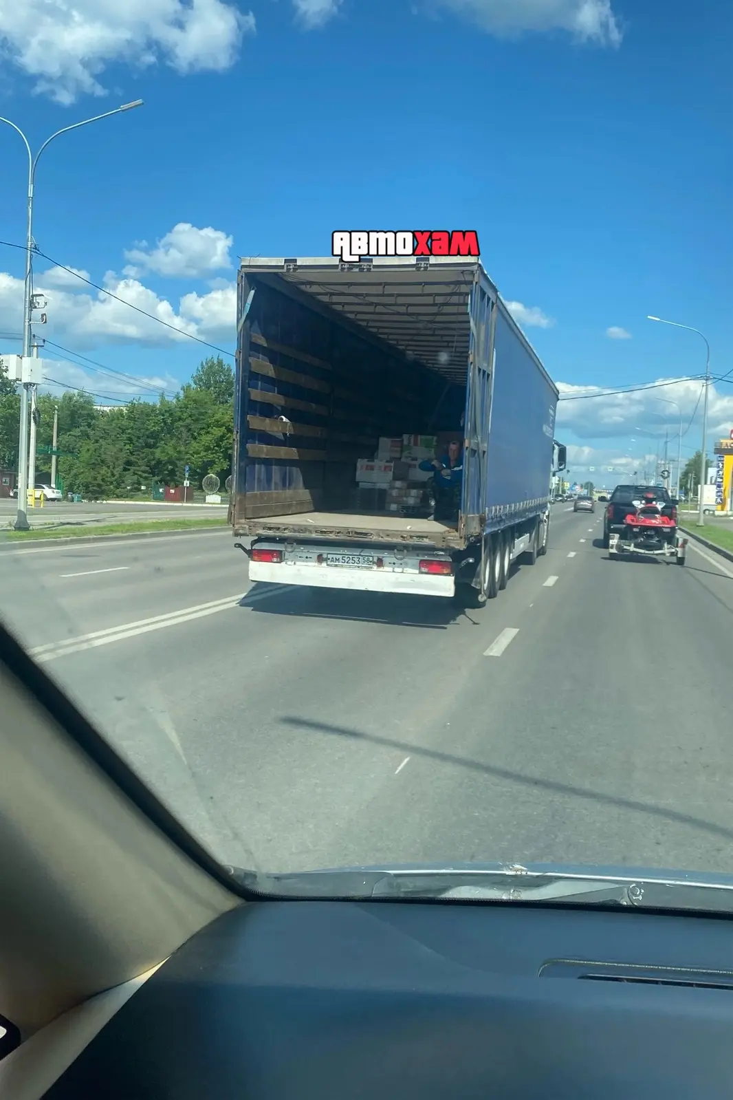 Мало того, что водитель фуры выскочил в левый ряд перед потоком машин, так еще и с пасс...