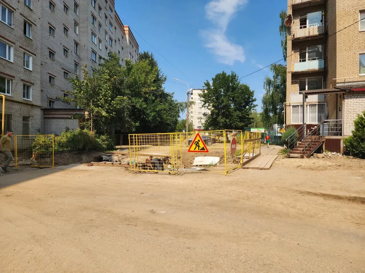 На Вертлинской продолжают обновлять тепловые сети. Работы идут сразу на нескольких участках.

На мес