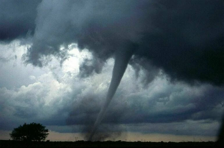 🌪️ Смерч и град обрушатся сегодня на Подмосковье, — синоптики   В Москве же воздух прогреется до 30°