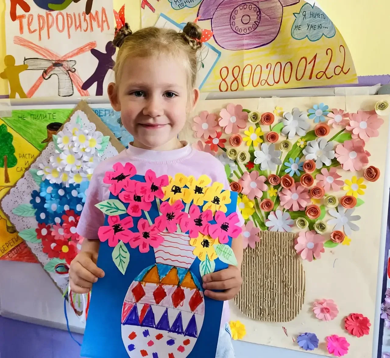 🌸Наши юные мастерицы творят чудеса! 🎨Они смастерили красивую вазу с цветами из цветной бумаги. Теп