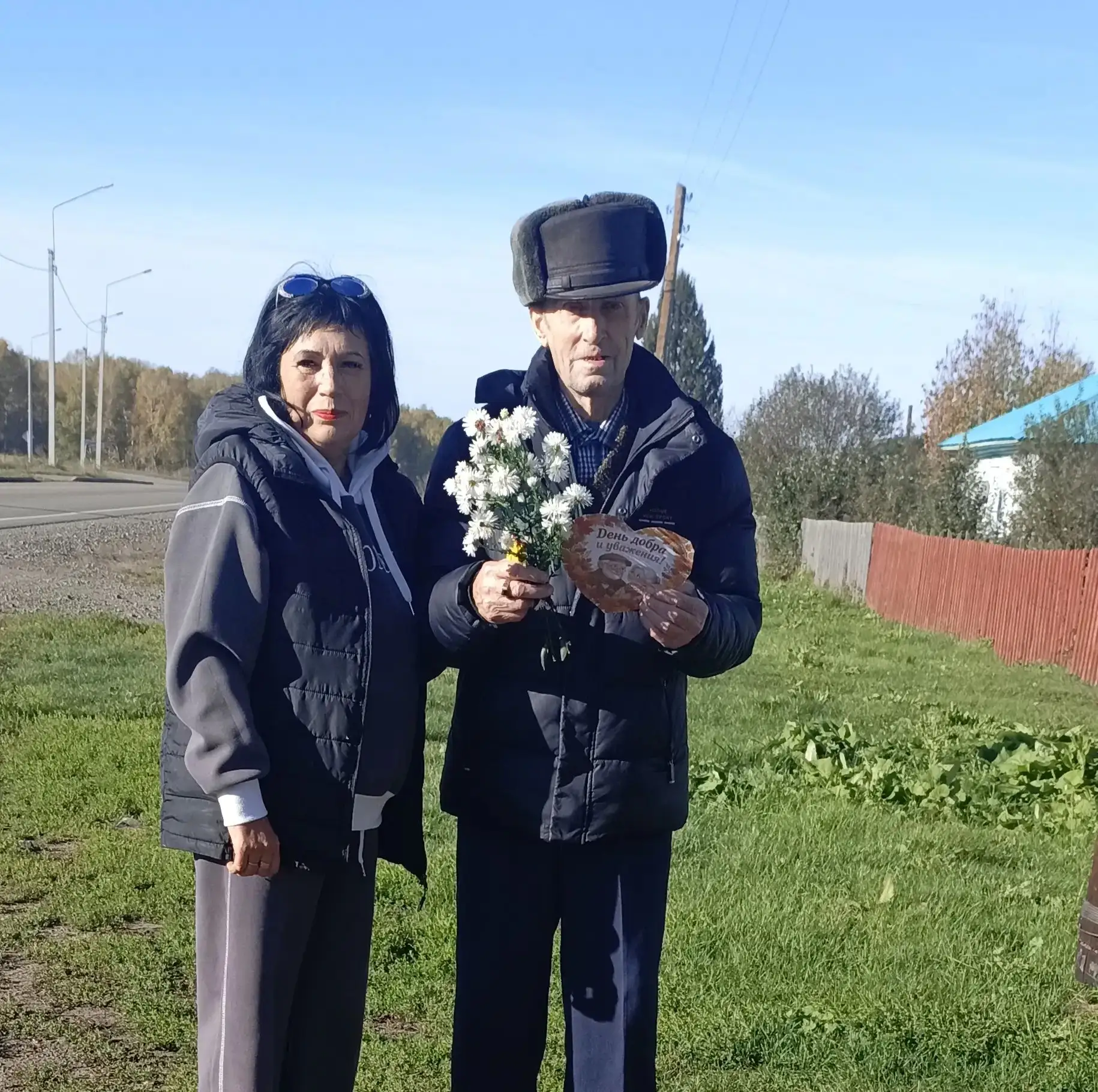 В Каменушке культработник поздравила людей старшего поколения, вручив цветы и  открытки.