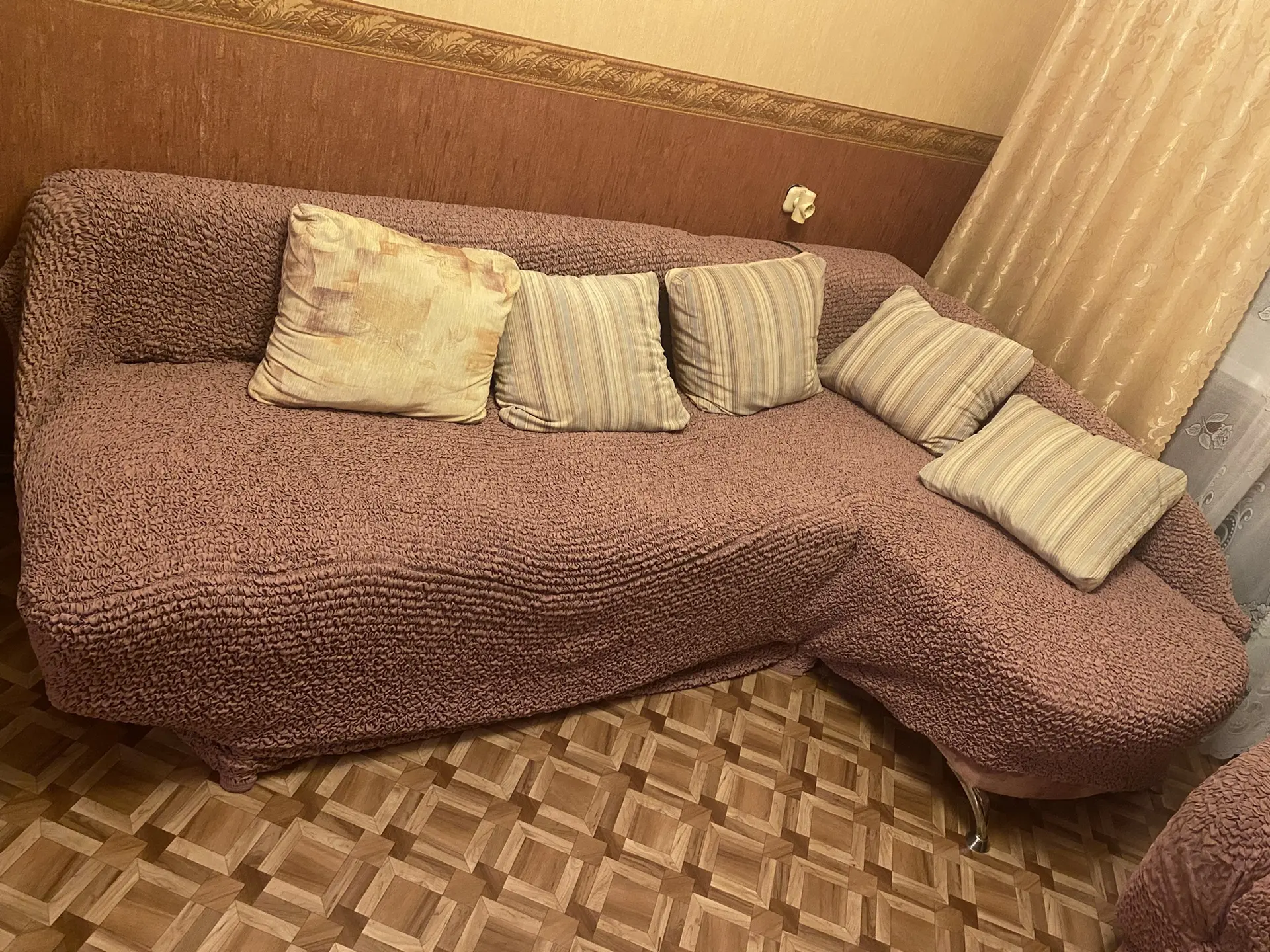 Отдам диван и кресло.