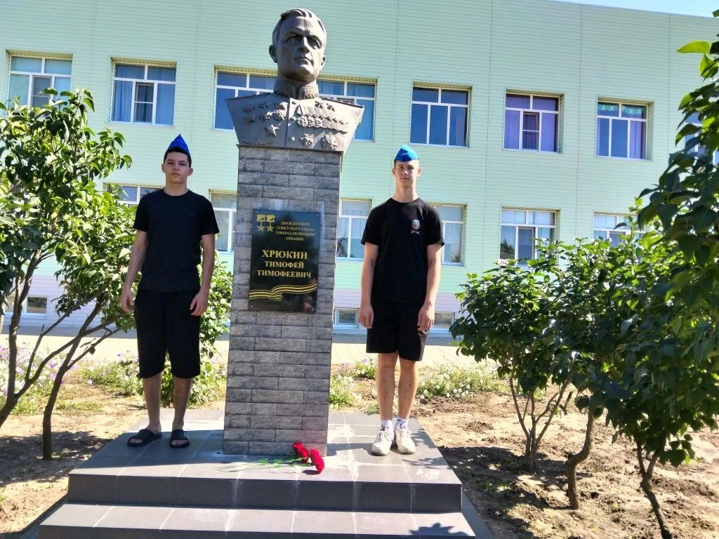 19 июля  волонтеры и активисты ШУС "Пульс планеты"   почтили память дважды Героя Советского Союза Т.
