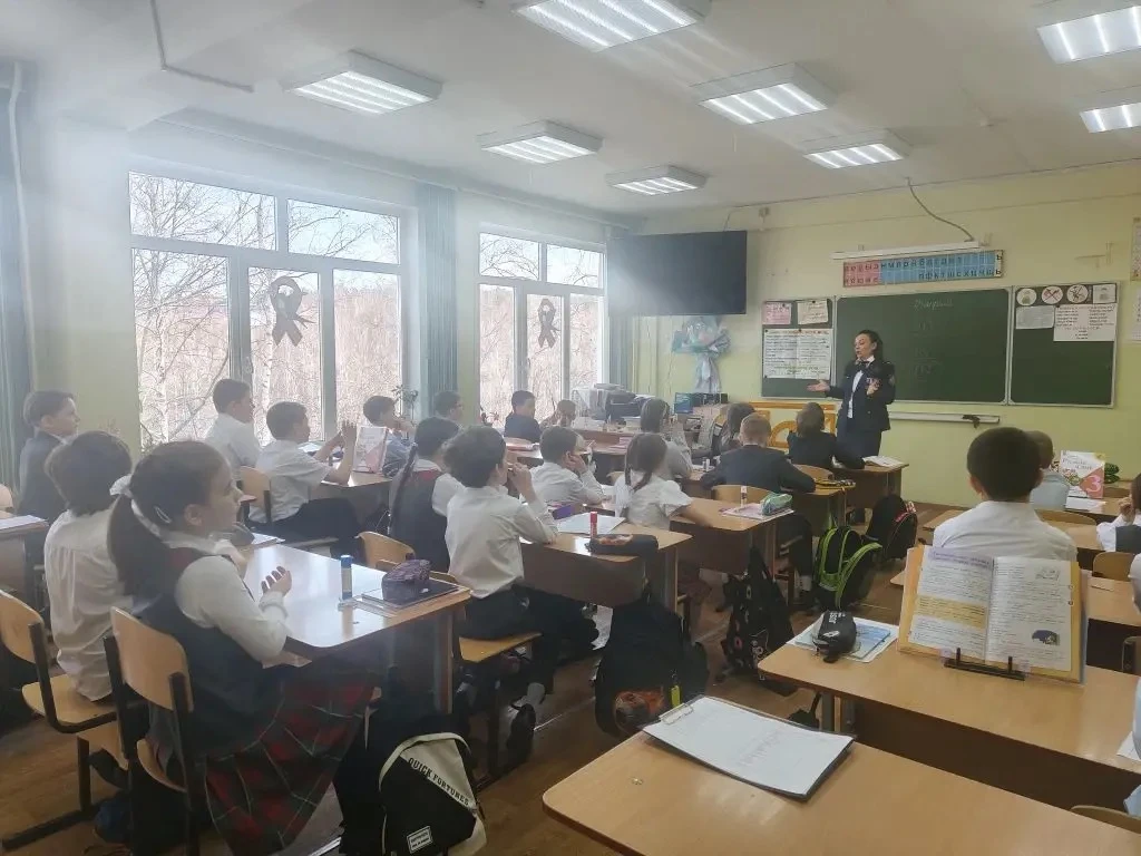 Начальник организационно-массового отдела Анна Андреевна Васильева провела уроки безопасности в  3д 