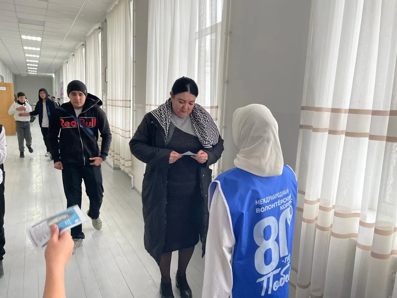 Сегодня Волонтёры Победы совместно Активистами Движения Первых и классным руководителем 9а класса Те