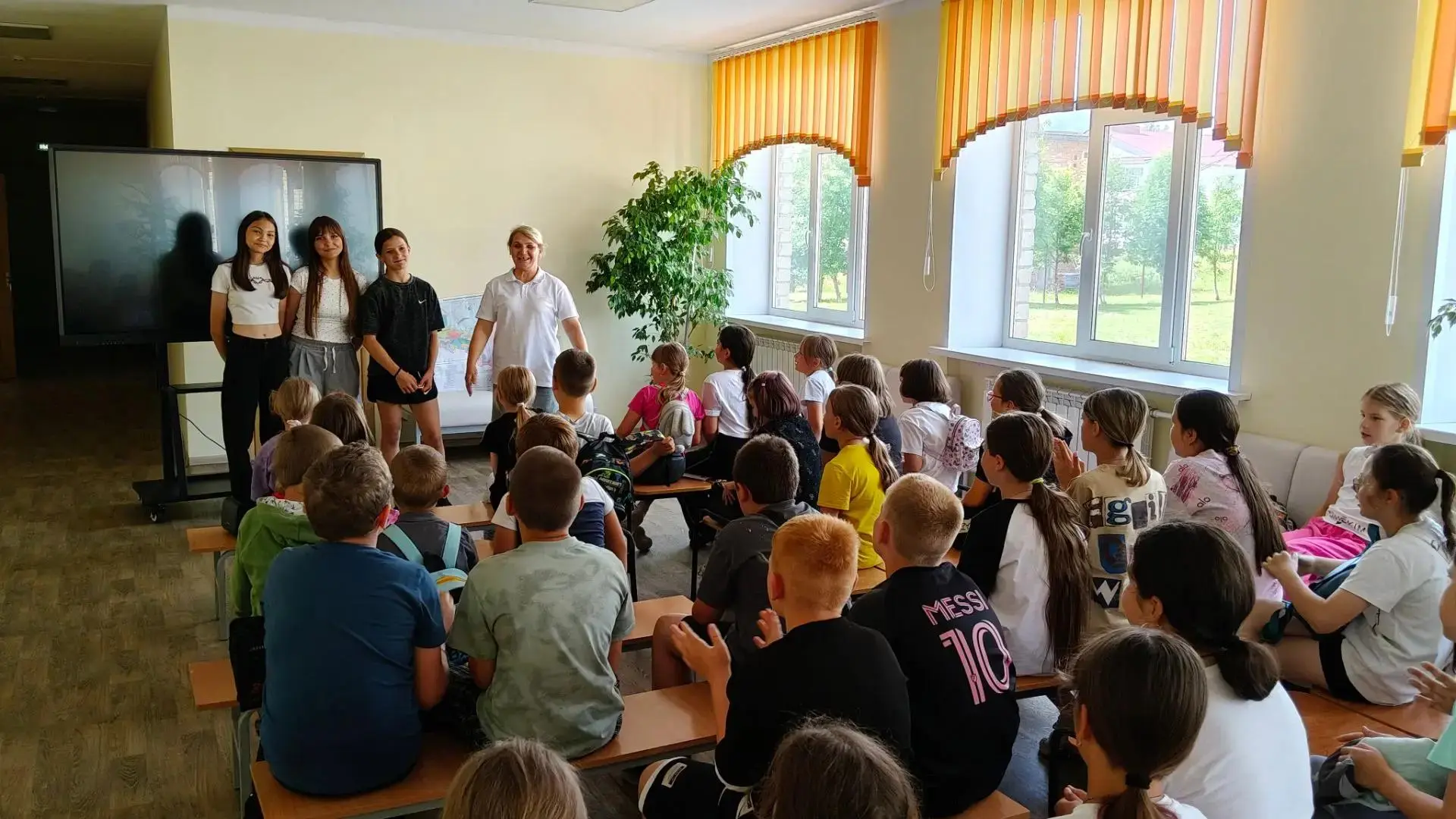 24 июня в лагере «Калейдоскоп» был посвящён вожатым. В Международный день вожатых ребята поздравили 