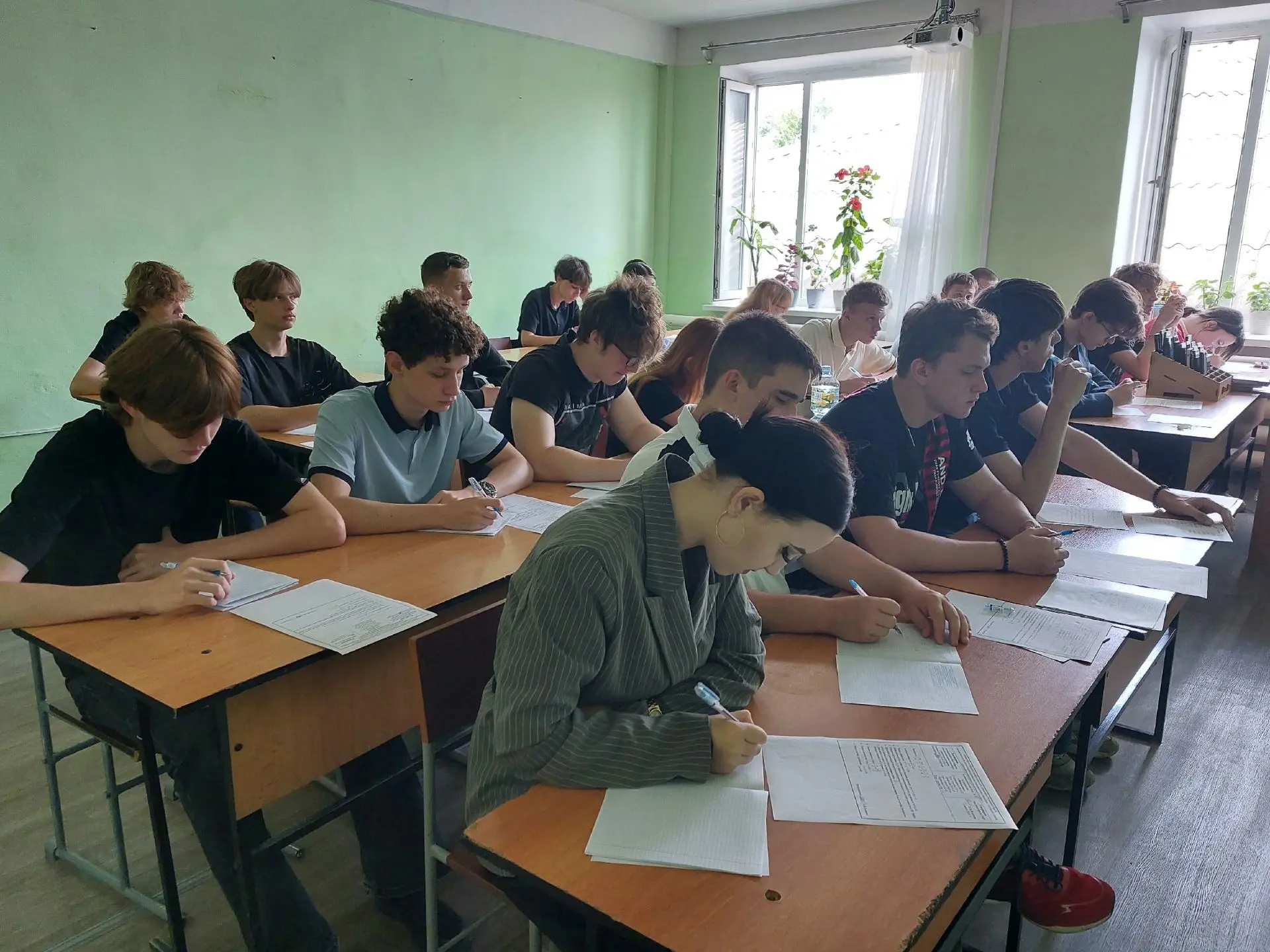Студенты 1 курса группы СЗ 1-1 приступили к сдаче экзамена по математике.
Задания экзаменационной ра