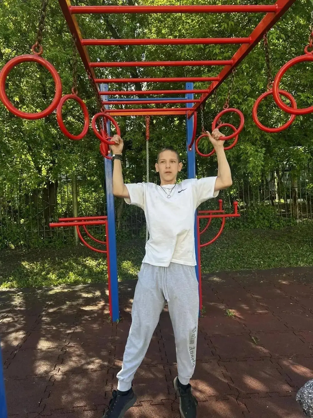 Ветер в лицо, мы хватаем перекладину
Каждый новый рывок заживляет ссадину
Если упал — поднимайся и ж