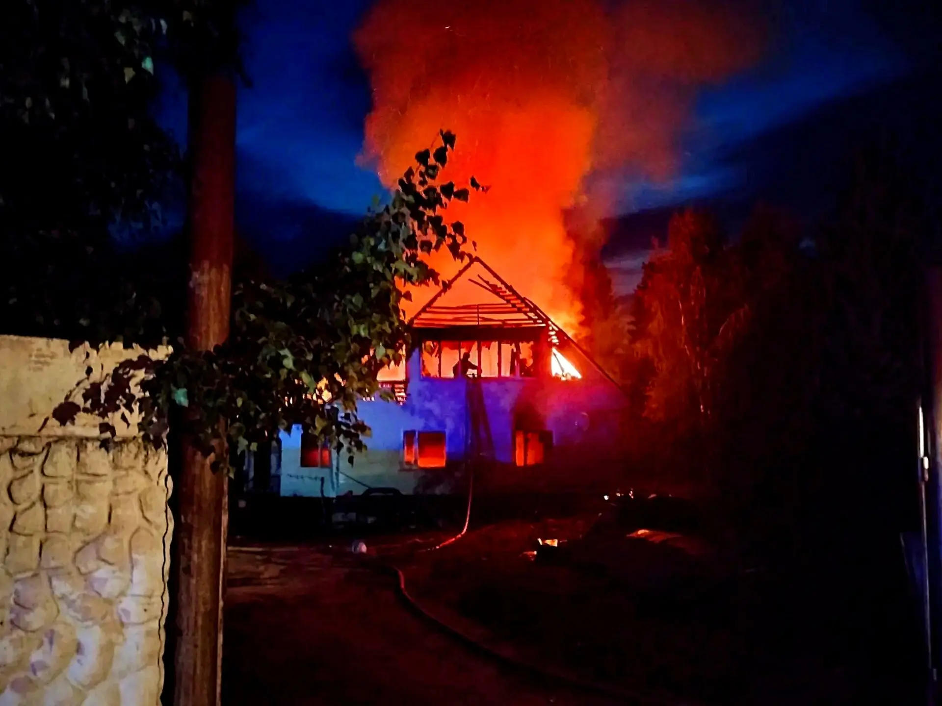🔥 В Вельском округе из горящего дома эвакуировали 9-летнего ребёнка