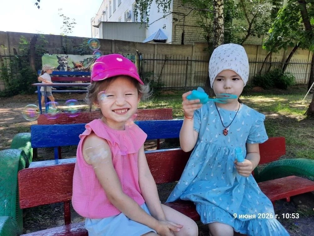 Фотомарафон "Мое лето в городе!"Пузырь летит, пузырь блестит, подружка весело глядит.
 
#ЛЕТОсНАМИ