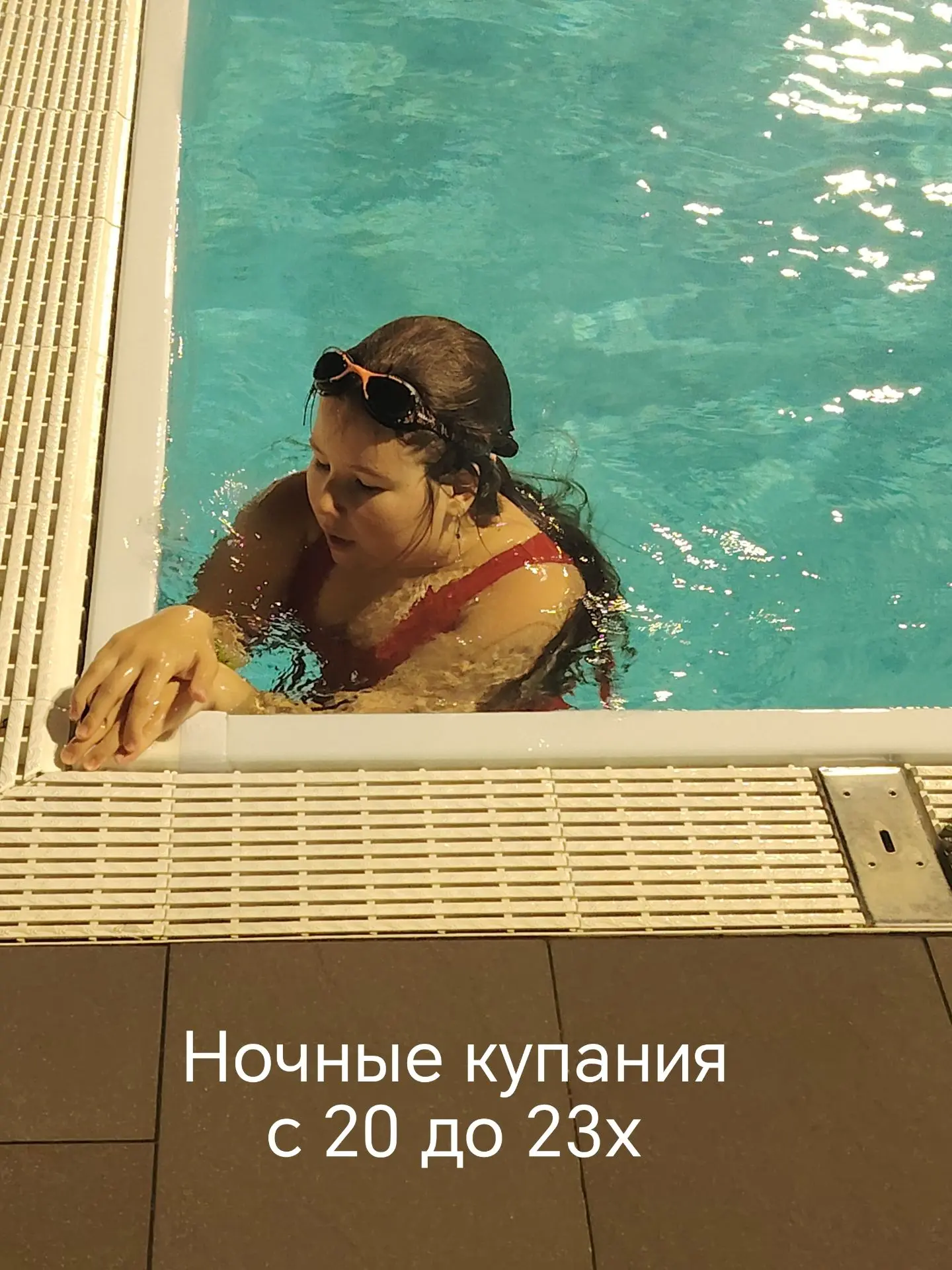 Ребенок второй час сидит в воде и видимо ждёт, когда природа наконец выдаст ей хвост, ж...