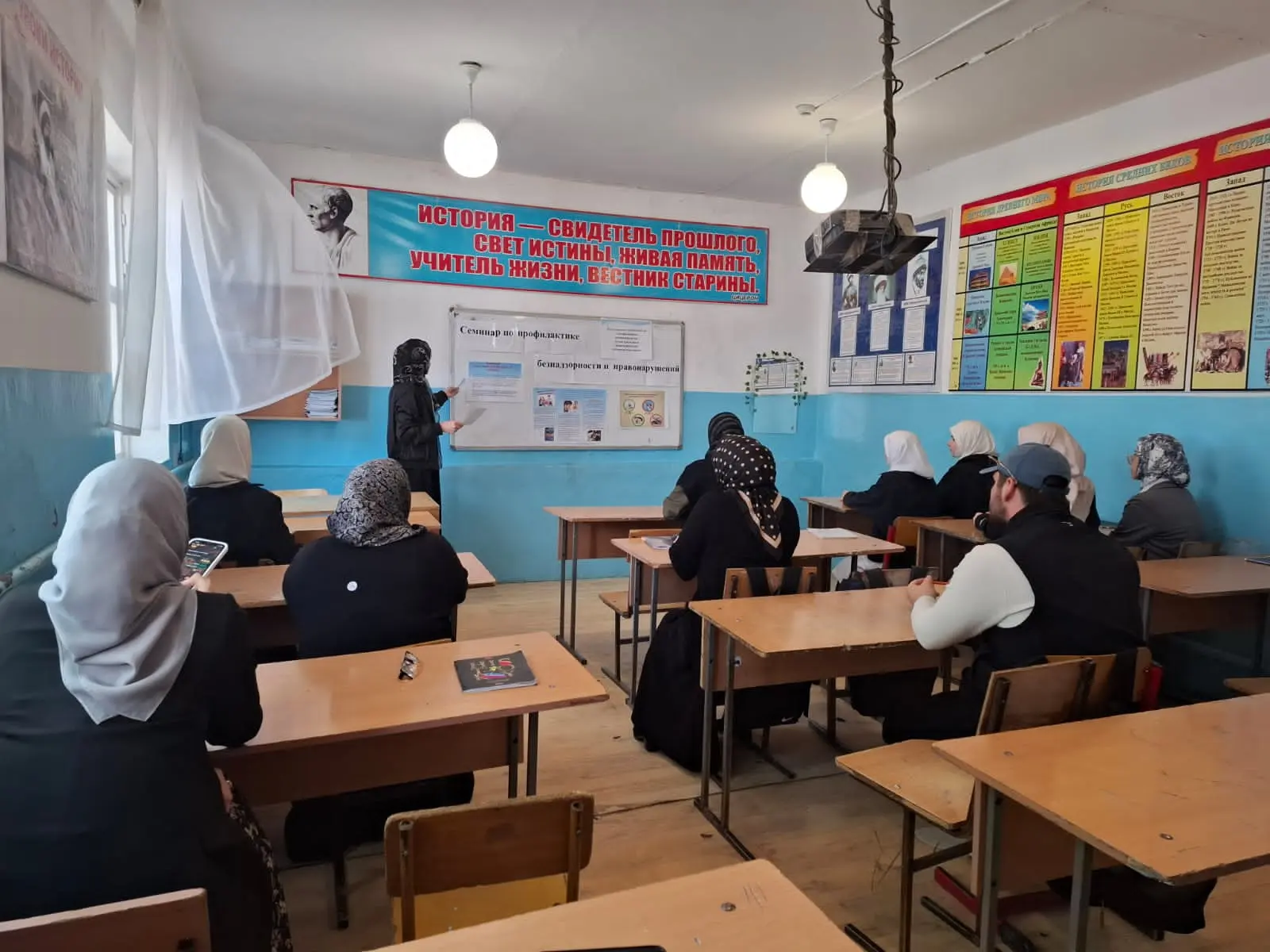 Педагог-психолог Алиева Анисат  А. провела семинар для классных руководителей по профил...