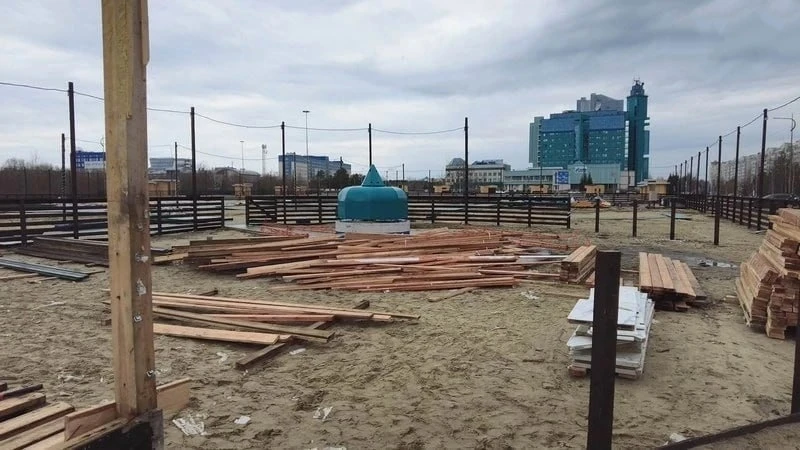 Здание «Югра Парка» демонтируют в центре Сургута    Несколько десятков рабочих уже завершили демонта