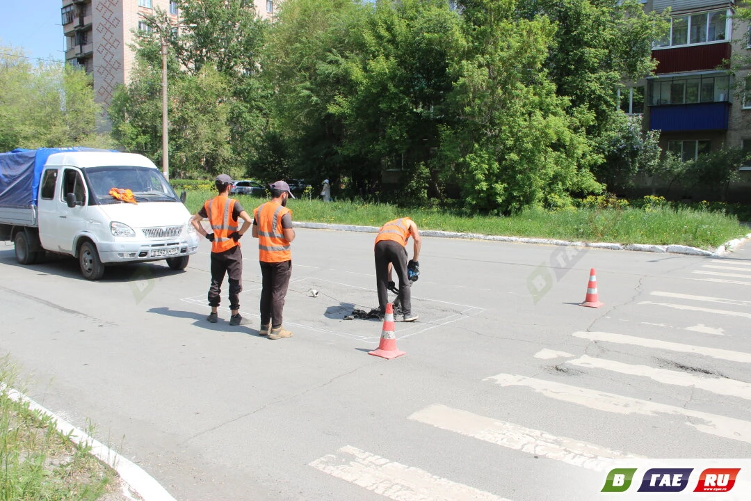 В Гае продолжают латать дыры на дорогах. Прямо сейчас дорожники занимаются ямочным ремонтом — свежие