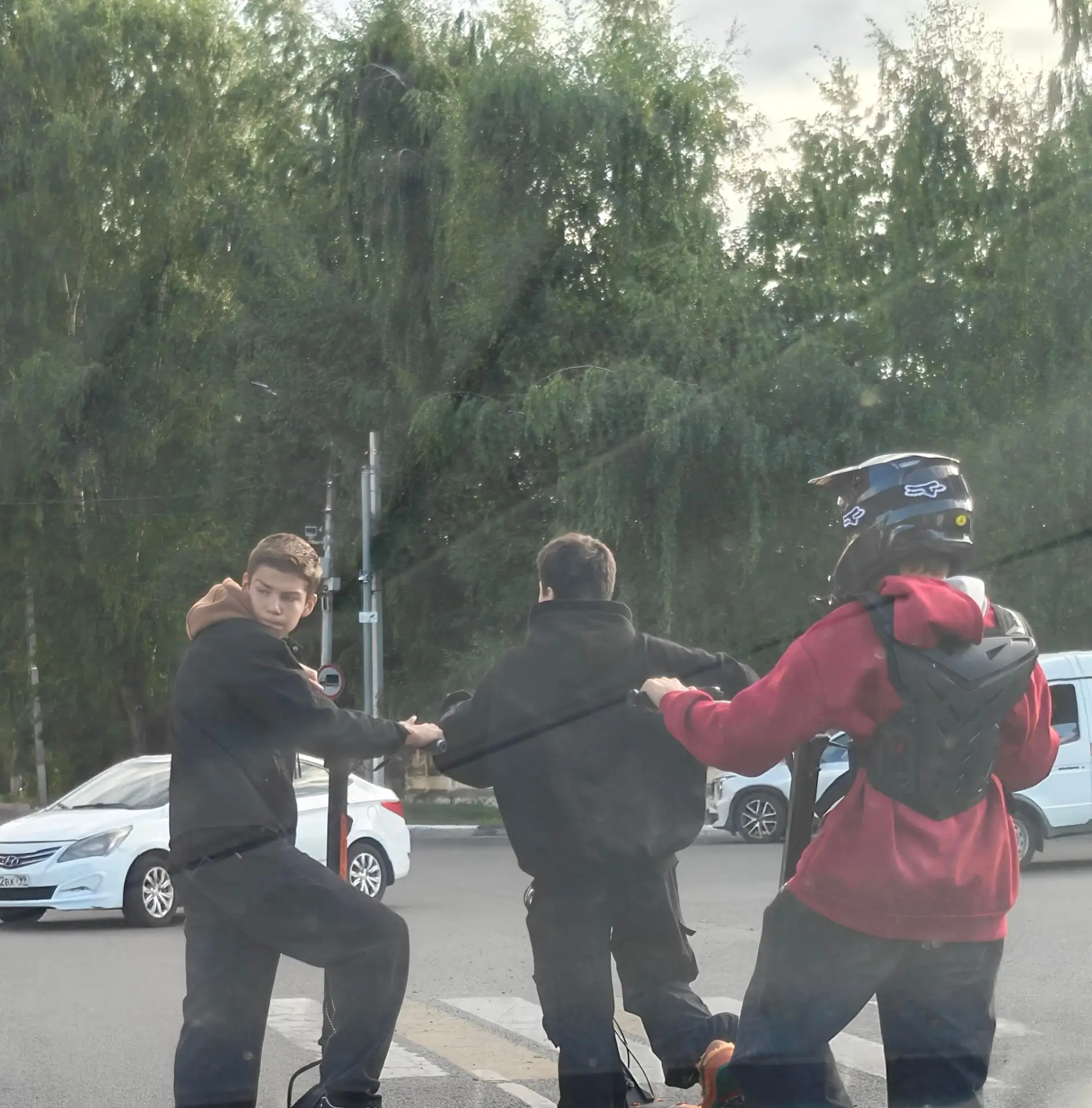 Чьи чада на дороге на самокатах .