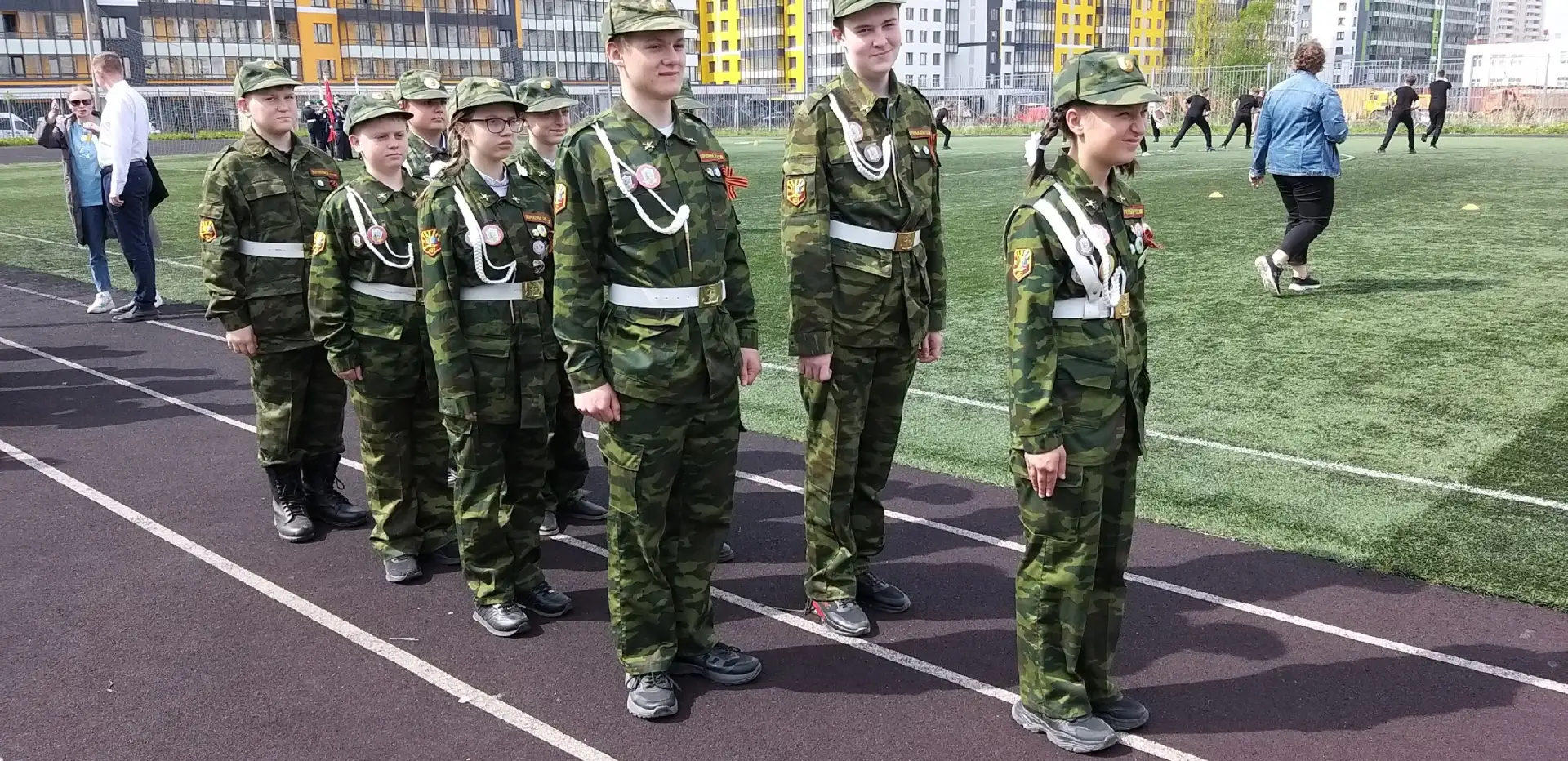 Сегодня, 13 мая 2026 года, ученики школы 407, приняли активное участие в параде, организованного адм