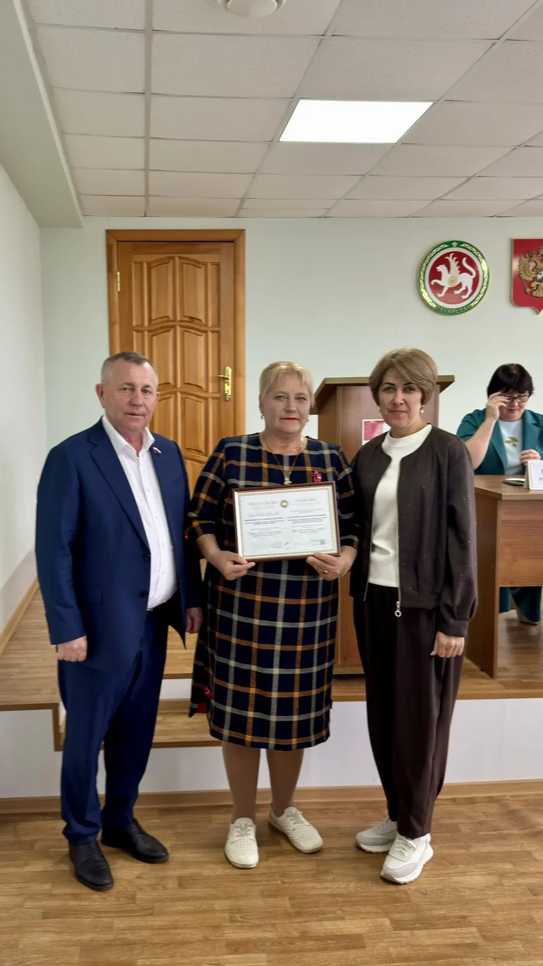 Сегодня нашему социальному работнику Бороздиной Наталье заместитель Главы района Надежд...