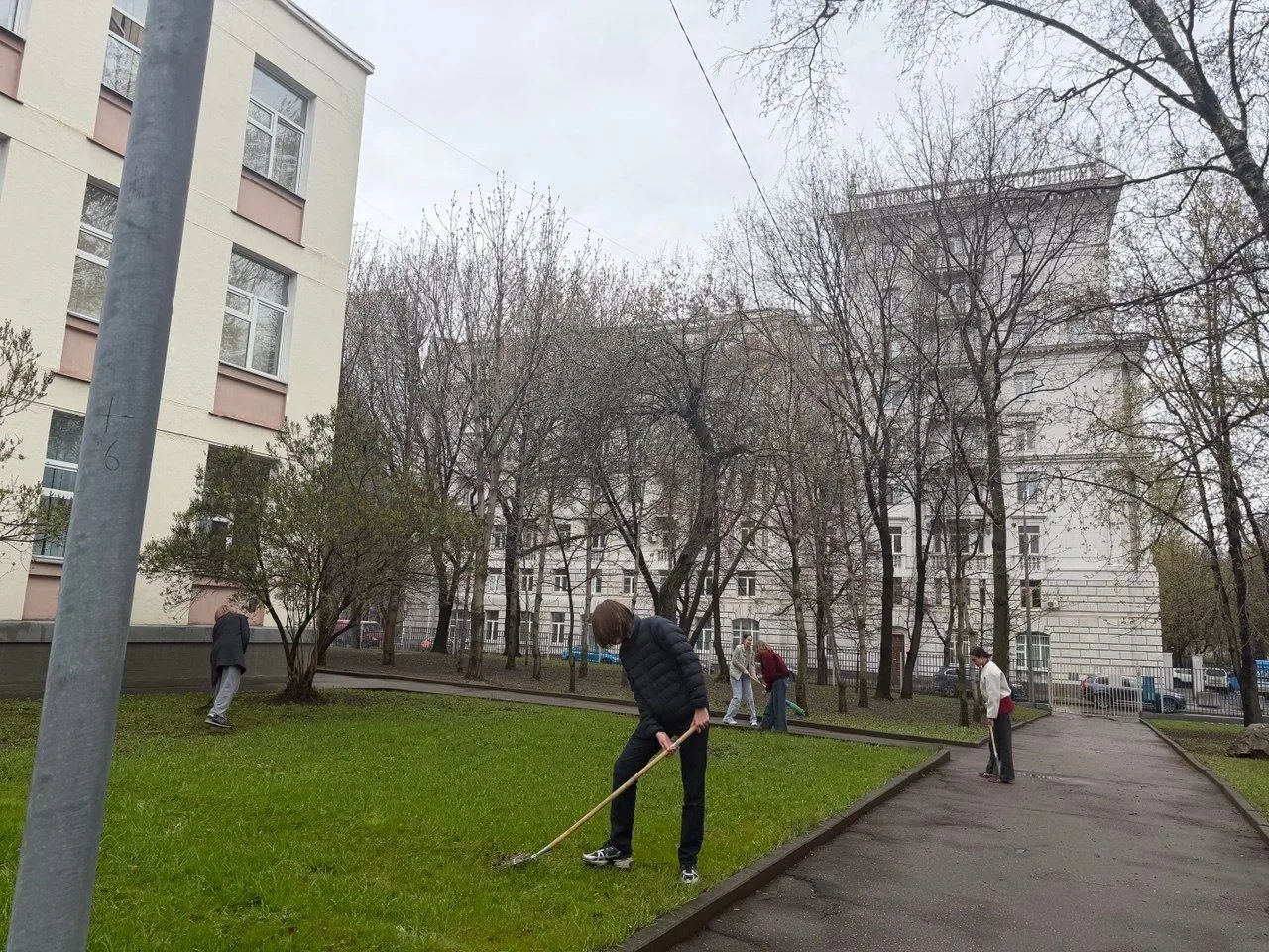 Традиционно апрель – это время уборки в предвкушении лета.  Волонтёры с Кутузовского проспекта, 28 у