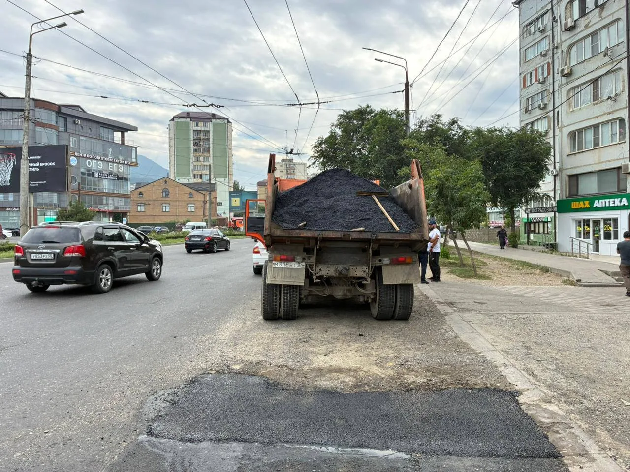 В Махачкале ежедневно устраняют локальные повреждения асфальтобетонного покрытия на раз...