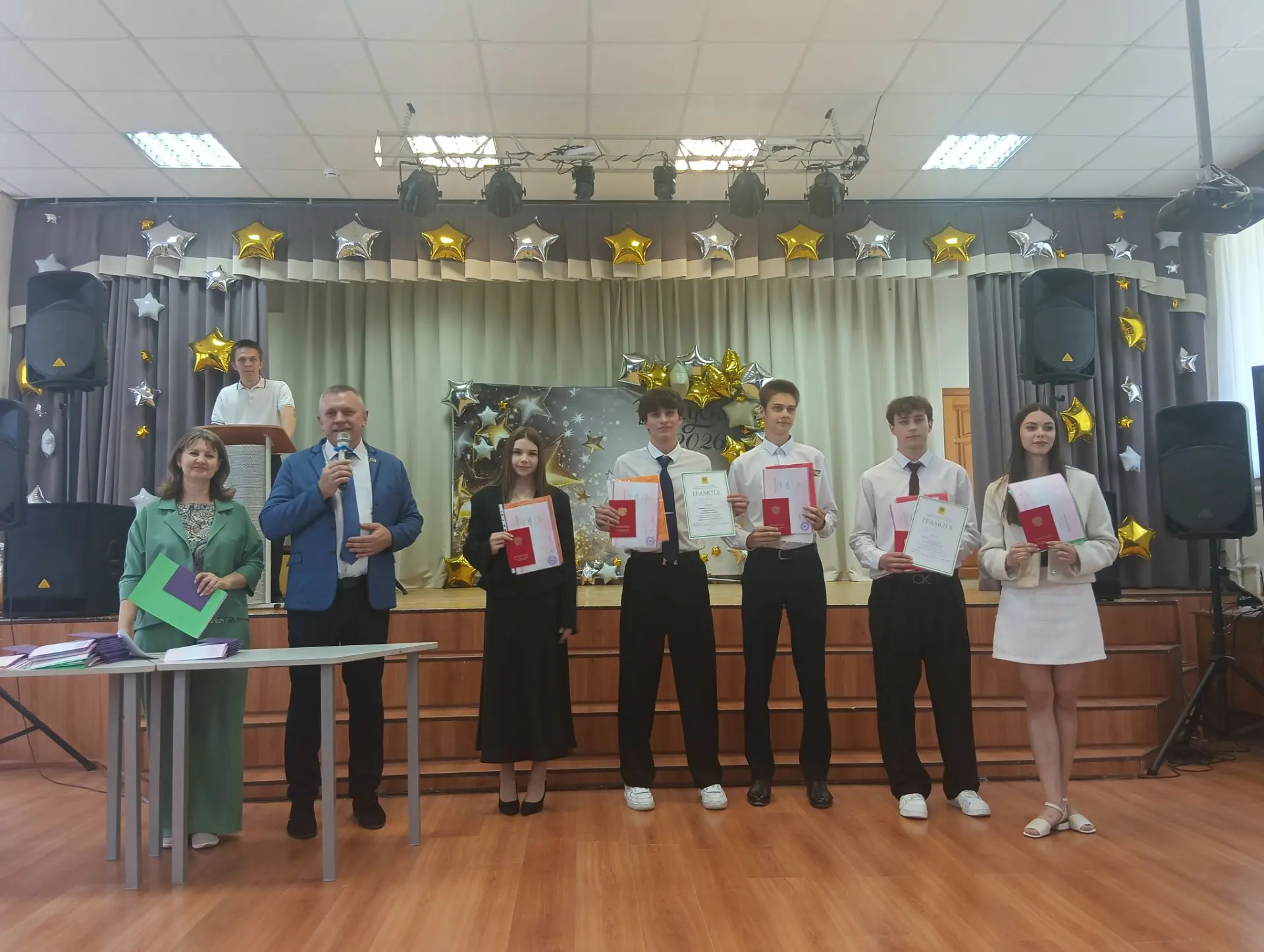 🎉ТОРЖЕСТВЕННЫЙ МОМЕНТ🎉

✨Сегодня состоялась церемония вручения аттестатов выпускникам 9-х классов.