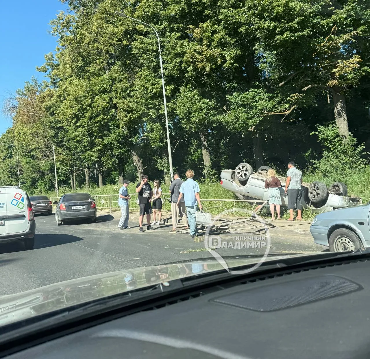 ДТП на выезде из Боголюбово в сторону Владимира. Ауди вылетела с трассы и перевернулась.