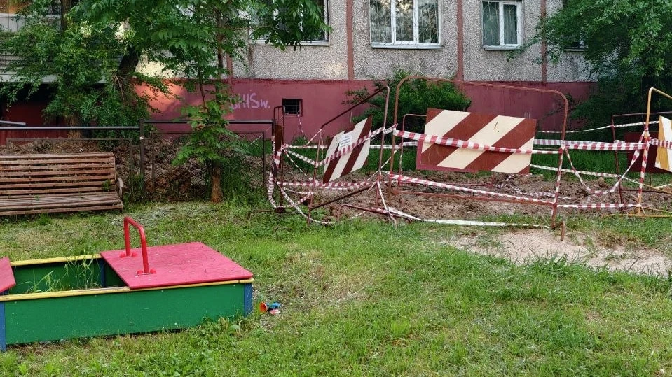 На днях жители улицы Первомайской обнаружили, что детскую площадку перекопали и бросили. По словам о
