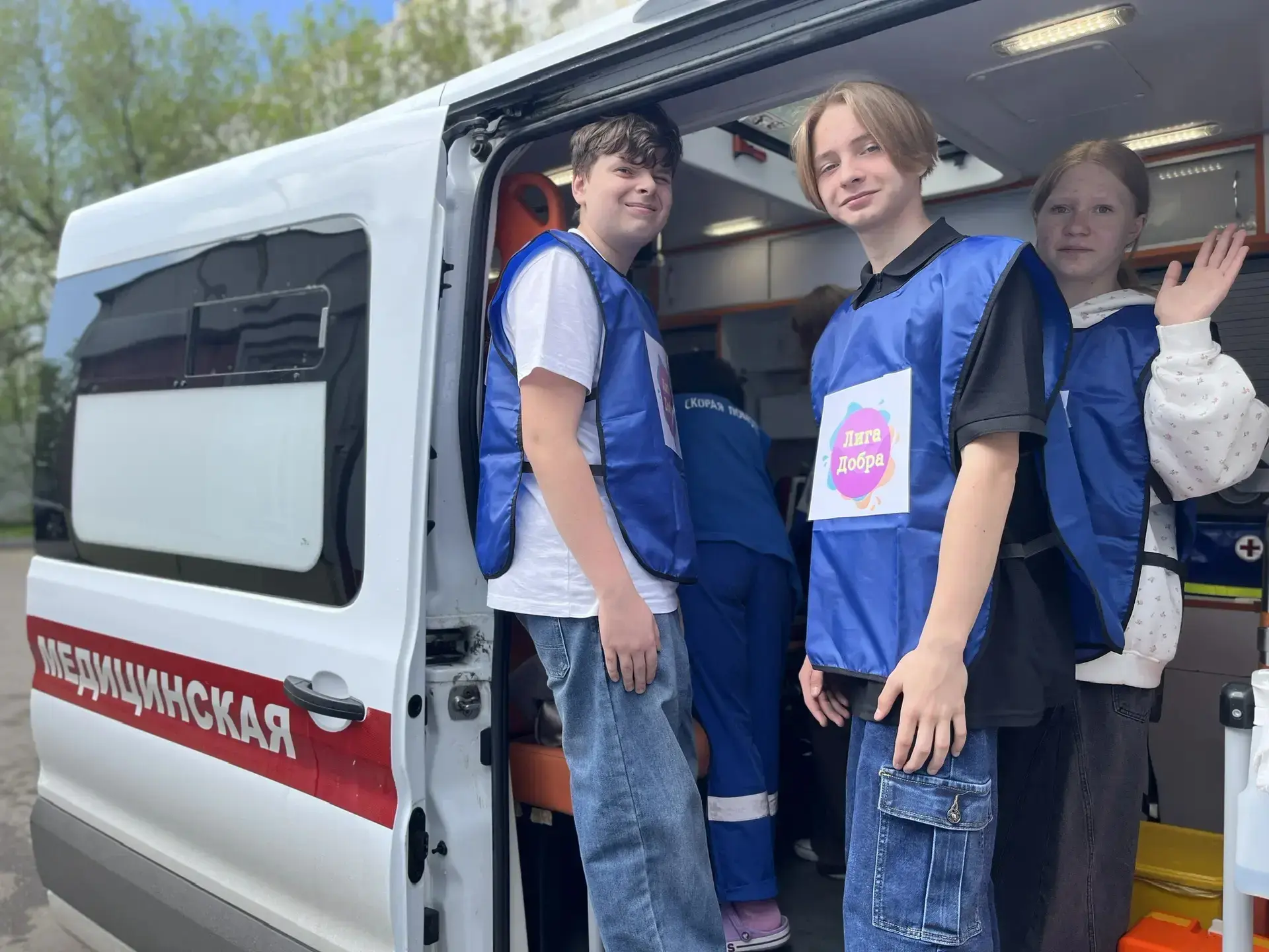 Герои рядом  🚑 Вчера для волонтёров школьной «Лиги добра» прошёл особенный «Урок мужества» — его про