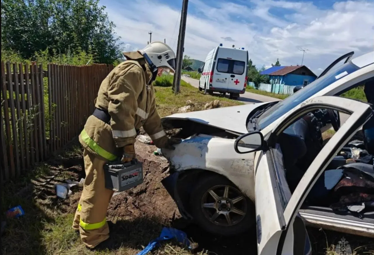 Водитель легкового автомобиля совершил съезд в кювет и столкнулся с камнем на улице Золотая Сотня в 