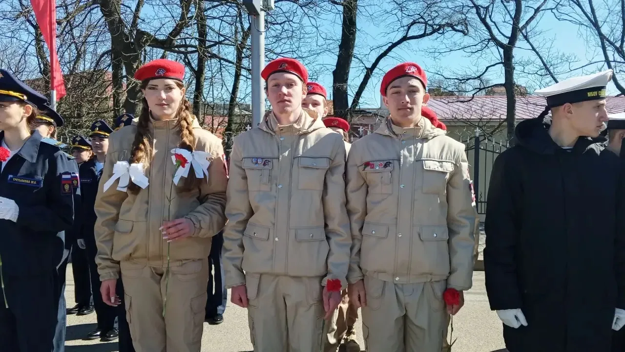 🇷🇺 Наши юнармейцы на Посту №1  Сегодня наши юнармейцы приняли участие в открытии молодежного патриот
