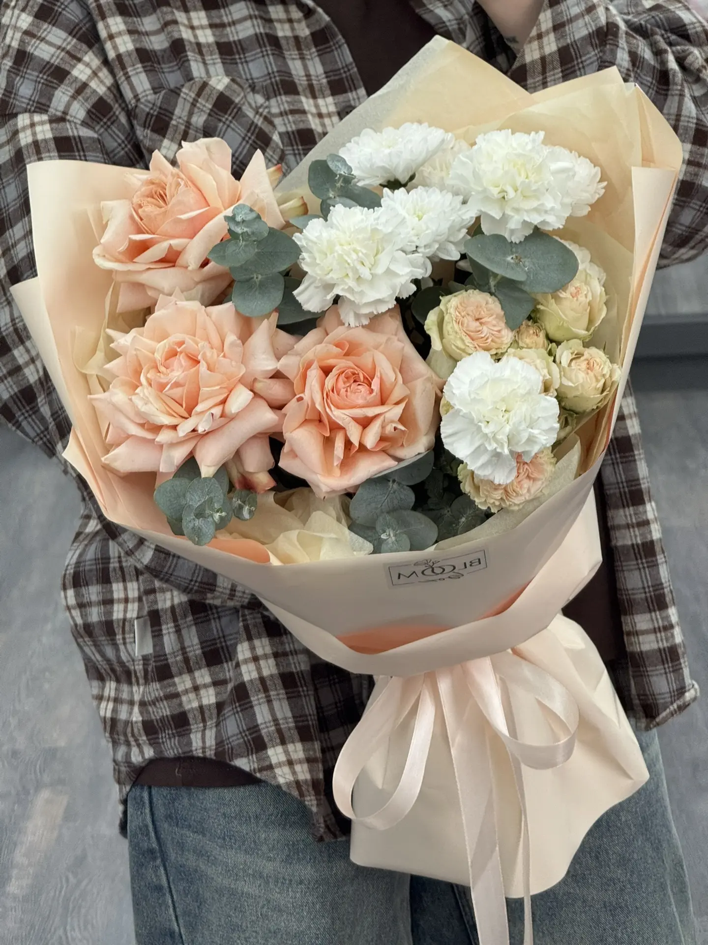 Одна гамма, но…

Два формата сборки цветов для красивого поздравления ❤

Какую позицию вы бы выбрали