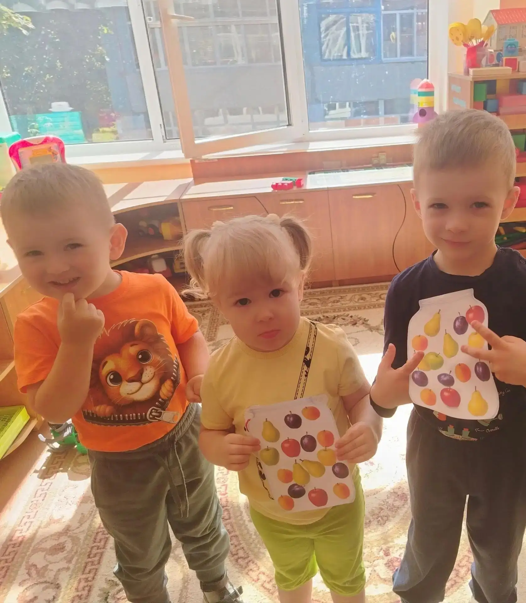 Сегодня ребята младшей группы вместе с воспитателем Дугиной Л.М. решили сделать полезны...