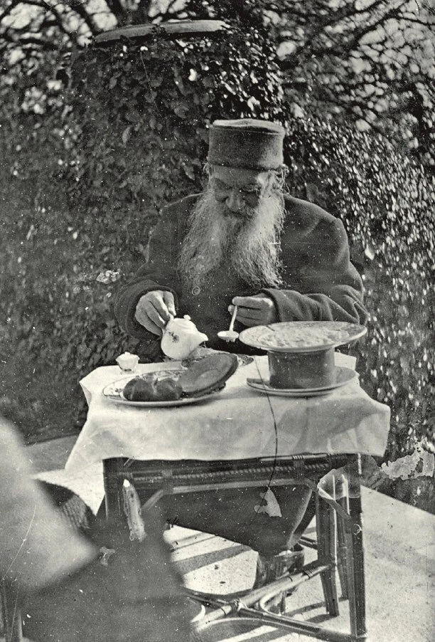 Лев Толстой за завтраком, 1901 г.