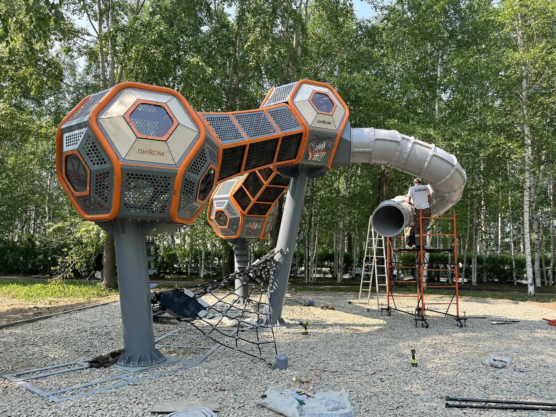 Новую игровую конструкцию для детей закончат собирать сегодня.