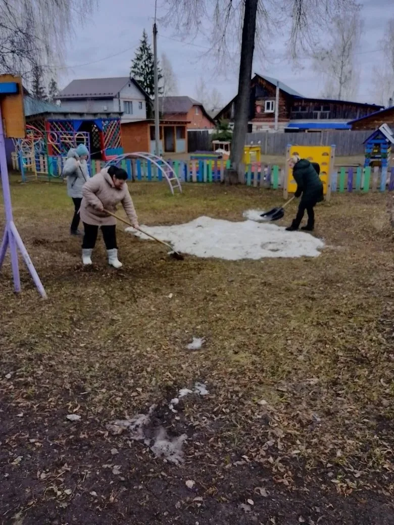 🌳 Наш дружный коллектив на субботнике! 🌿

В минувшую субботу сотрудники нашего детского сада дружн